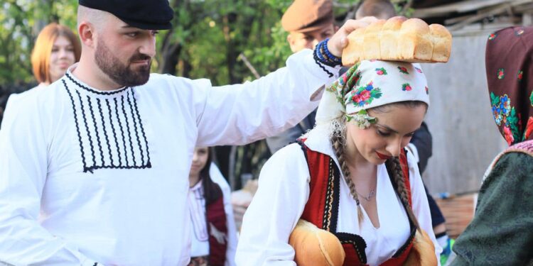 Фантастик бенд ја негува македонската традиција со нова песна за животот на печалба