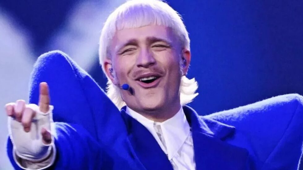 Холандија е дисквалификувана од финалето на Евровизија по инцидент што пејачот го предизвикал зад сцената