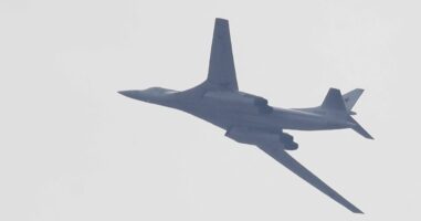 Хутите возвратија: нападнат американски носач на авиони