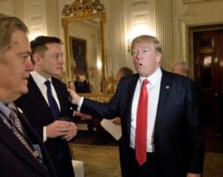 „Волстрит журнал“: Трамп му ја понуди на Маск функцијата советник за економија и граници