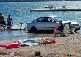 „Пасатот“ го паркирал во море: капачите во Неум изненадени од несекојдневна сцена