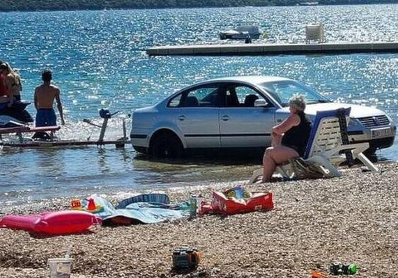 „Пасатот“ го паркирал во море: капачите во Неум изненадени од несекојдневна сцена