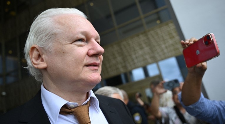 (Видео) Џулијан Асанж е на слобода, стави крај на долгогодишната правна битка