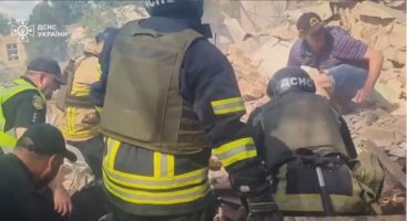 (Видео) Брутален руски ракетен напад врз родниот град на Зеленски, најмалку шест мртви
