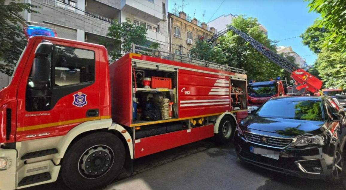 (Видео) Голем пожар во фабрика за бои и лакови во Србија: работниците се евакуирани, а по еден се трага