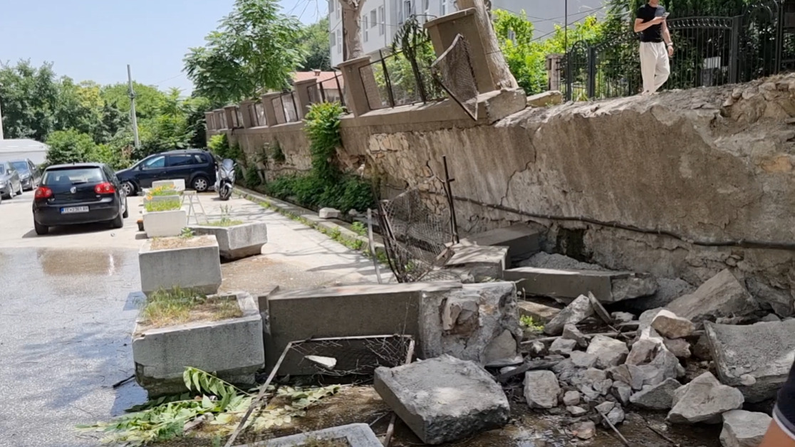 (Видео) Падна потпорниот ѕид кај Детската клиника во Клиничкиот центар, извести ЦУК