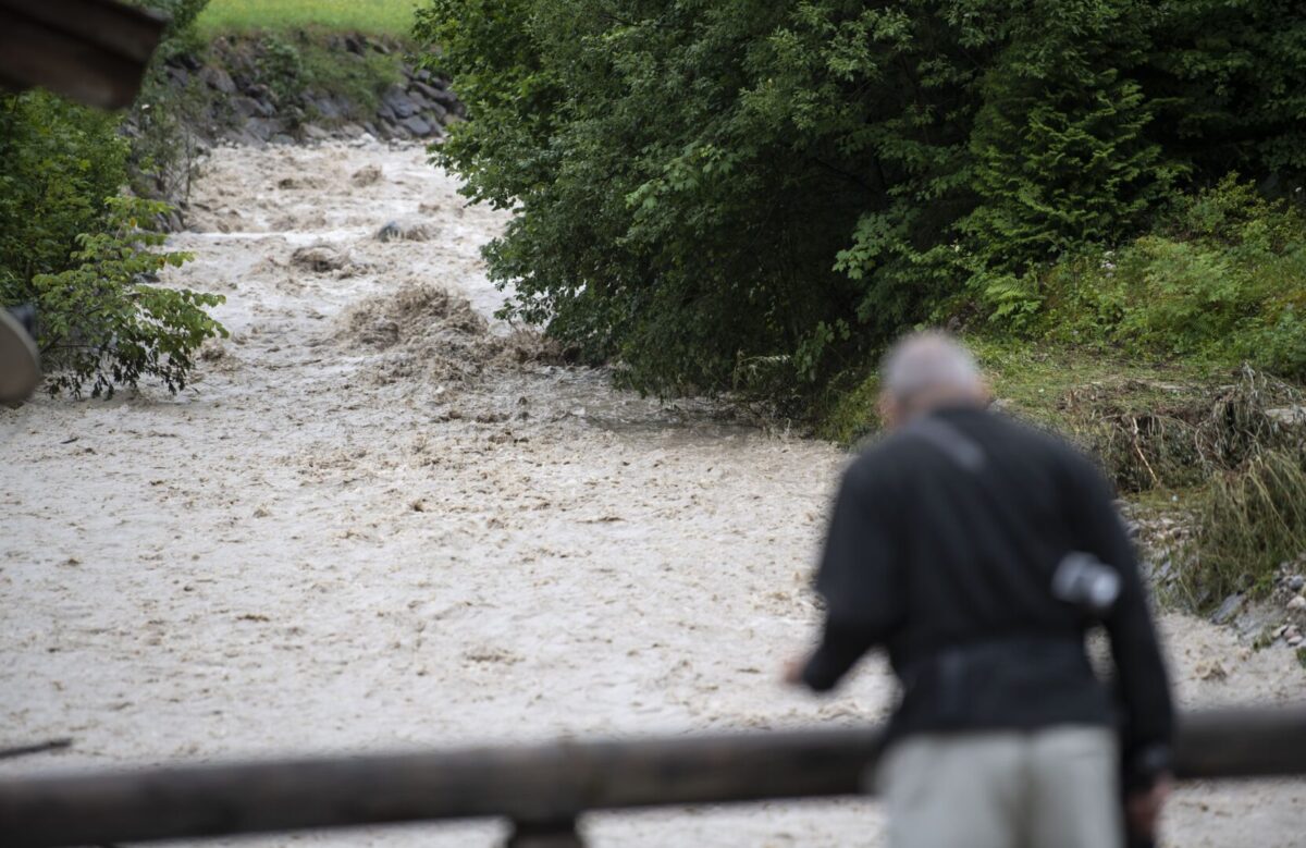 (Видео) Поплави во јужна Германија, жителите евакуирани со хеликоптери
