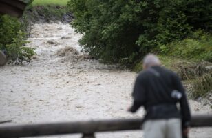 (Видео) Поплави во јужна Германија, жителите евакуирани со хеликоптери
