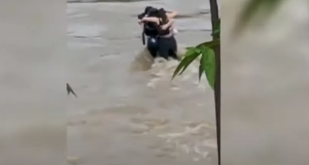 (Видео) Се прегрнале пред да ги однесе водата – Италија трага по тројца млади луѓе кои исчезнаа
