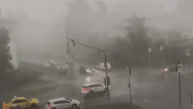 (Видео) Ураган во Москва: двајца загинати, над 30 повредени