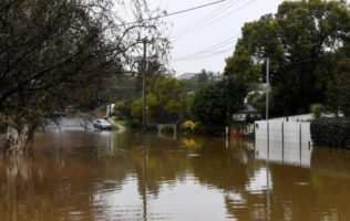 (Видео) Хаос во Анкара: силно невреме ги поплави улиците, затворени метро станици, заглавени автомобили