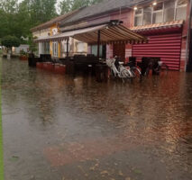 (Видео+Фото) Град со големина на лешник уништи фасади од куќи, поплавени улици и домаќинства: големо невреме во делови од Војводина