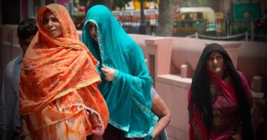 Во Индија се измерени 52,3 степени, на избирачките места починаа 33 работници