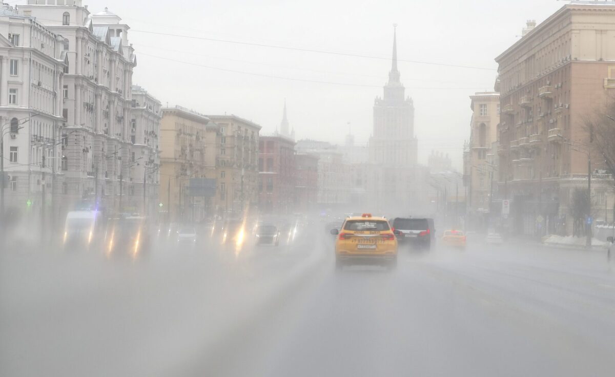 Во Москва издадено предупредување за можно торнадо: Жителите да не излегуваат надвор