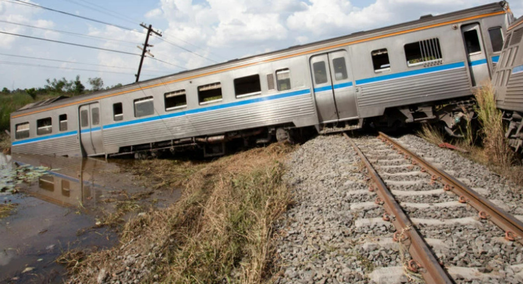 Најмалку 13 загинати во судир на воз во Индија