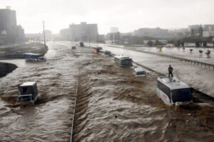 Нема струја, водата носи мостови, расте бројот на исчезнати во Швајцарија (ВИДЕО)