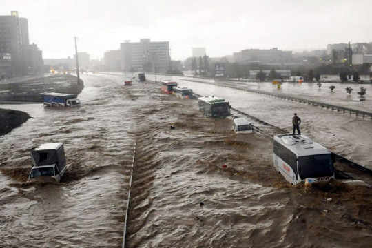 Нема струја, водата носи мостови, расте бројот на исчезнати во Швајцарија (ВИДЕО)