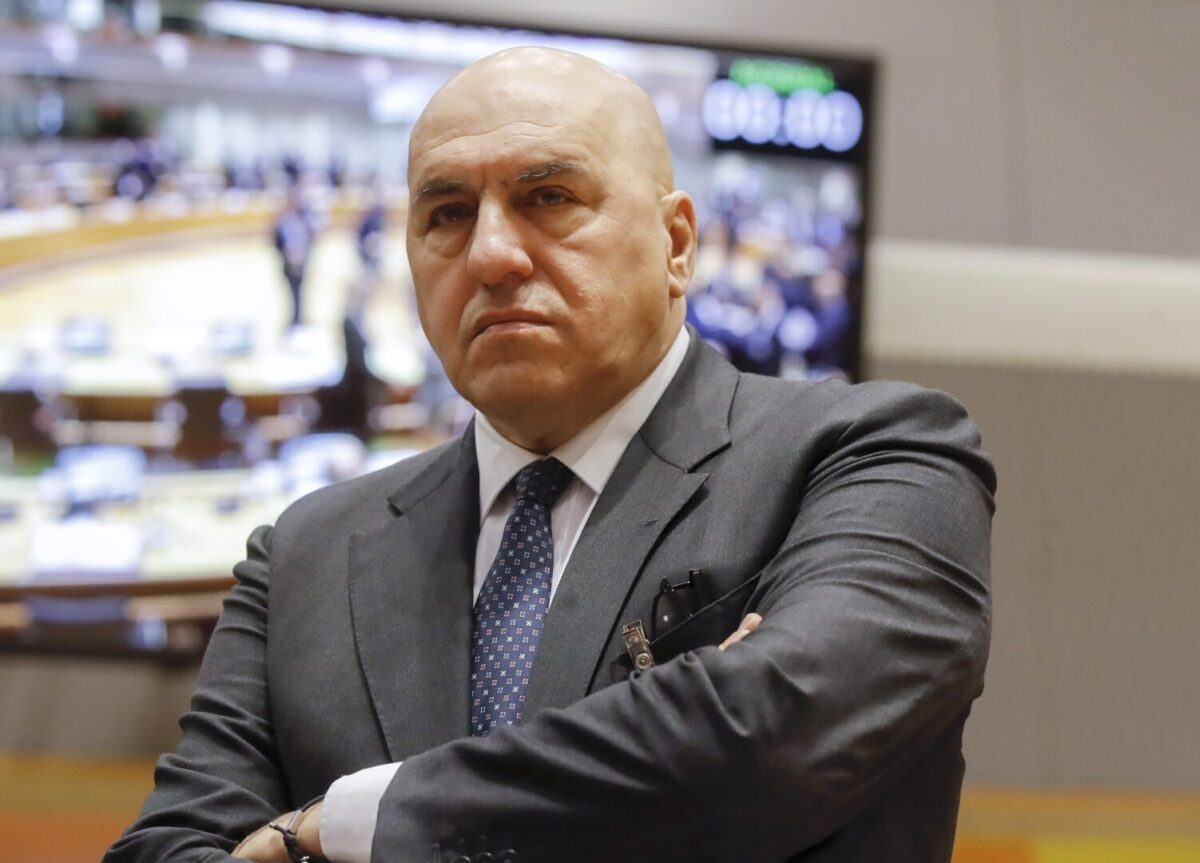 Принудно слетување на италијанскиот министер за одбрана поради чад во авионот по НАТО состанокот