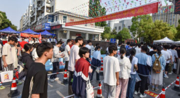 Рекордни над 13 милиони млади Кинези го полагаат приемниот испит на Националниот универзитет