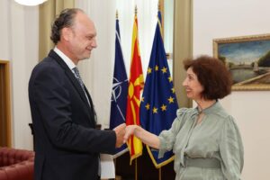 Сиљановска Давкова со францускиот амбасадор  Бомгартнер: изразена надеж дека историските прашања, стари и по сто години, нема да го преземат приматот на реформите