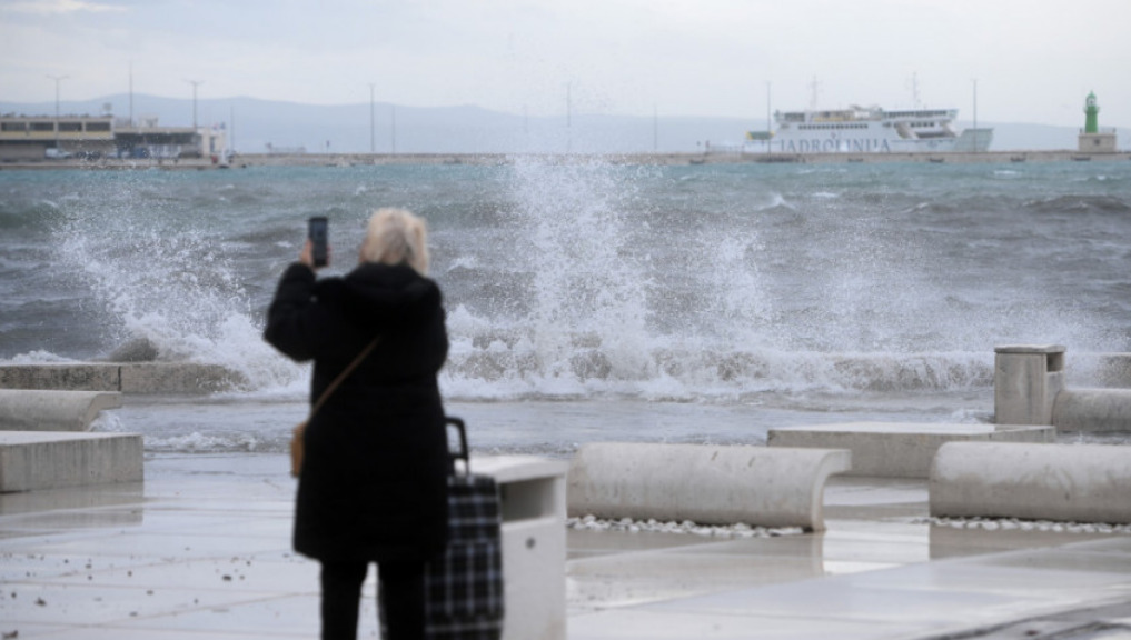 Успешно спасување на 11 граѓани на Полска во хрватскиот дел од Јадранско Море: спречена едрилица да удри во карпи