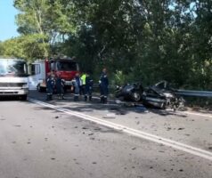 Четворица загинати во страшна сообраќајка во Грција, пожарникарите го сечеа возилото за да ги извадат телата (ВИДЕО)