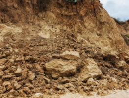 Шест лица загинаа во свлечиште во Еквадор, 30 се водат за исчезнати