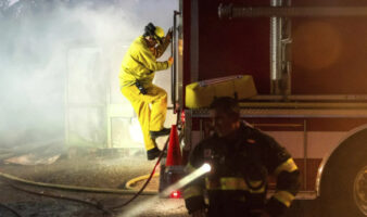 Шумски пожар се шири во близина на Лос Анџелес, евакуирани се 1.200 луѓе