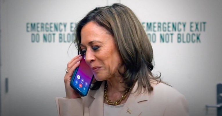(Видео) Барак и Мишел Обама и’ се јавија на Камала Харис преку мобилен телефон и ја поддржаа нејзината кандидатура