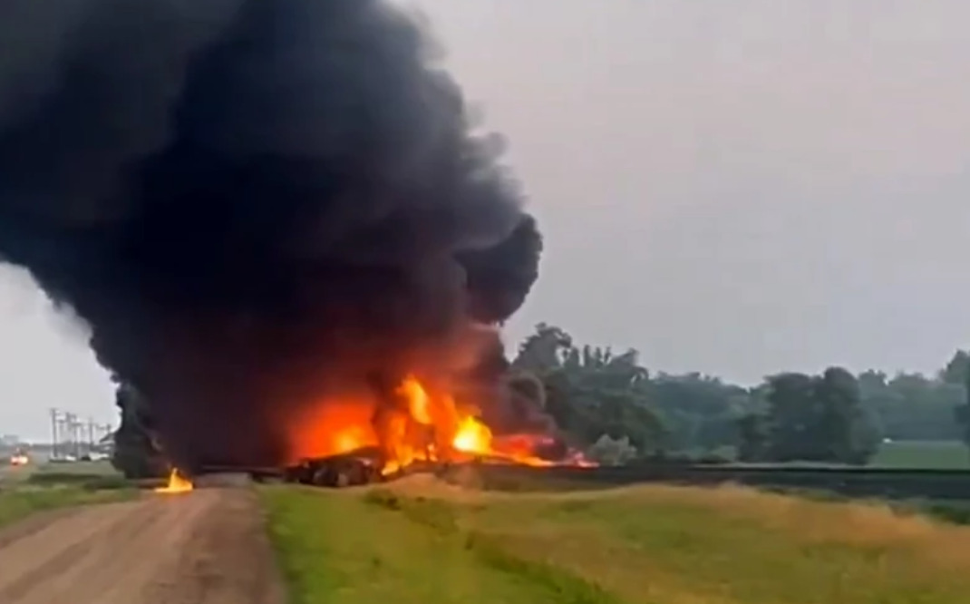 (Видео) Воз полн со токсични материи излета од шините и експлодира во Северна Дакота