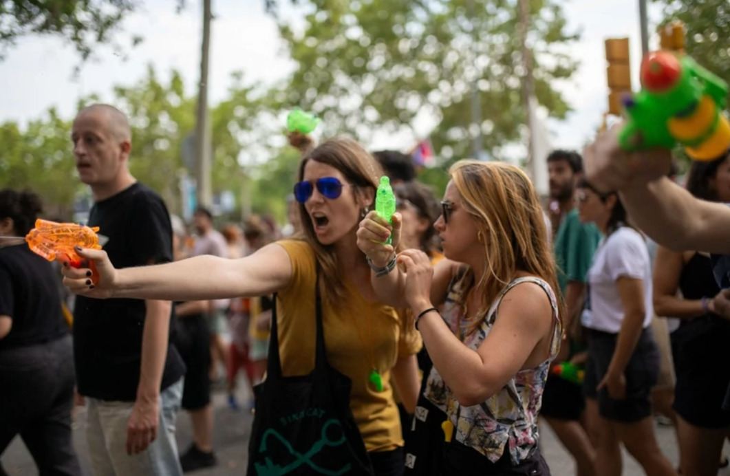 (Видео) Демонстранти во Барселона ги прскаа туристите со водени пиштоли во знак на протест против масовниот туризам
