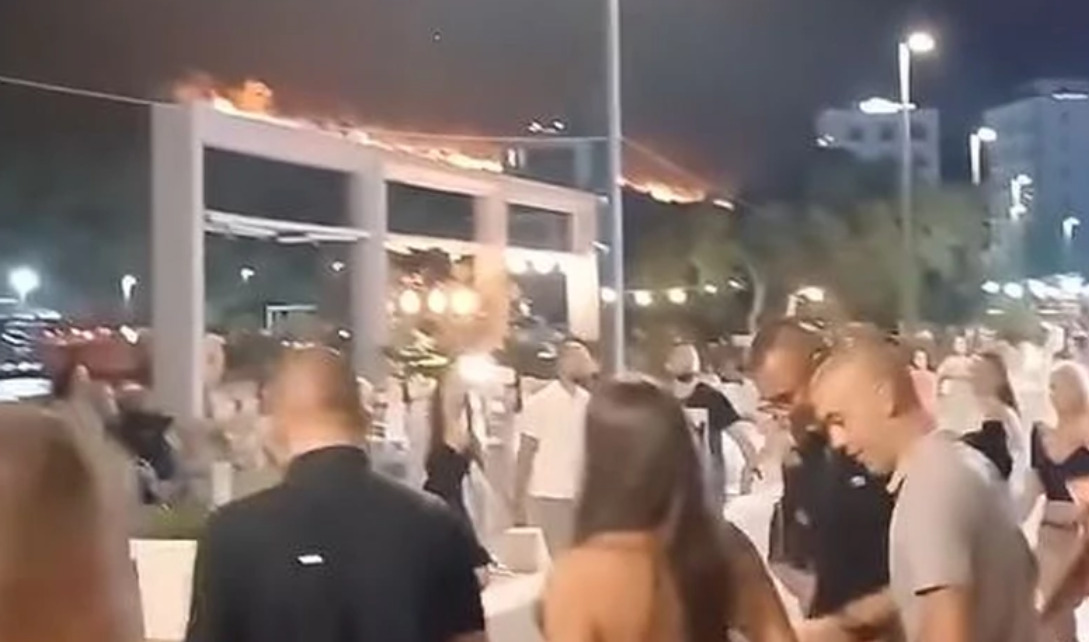 (Видео) Додека огнот ја голта земјата над Сутоморе, туристите на шеталиштето играат оро