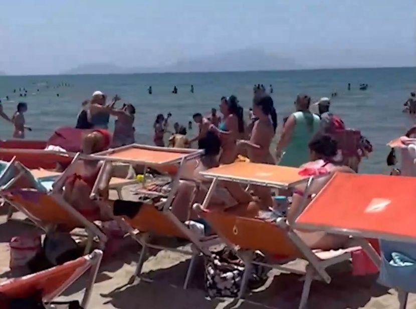 (Видео) Жени се истепаа на популарна плажа пред децата: се влечеа за коса и врескаа, едвај ги одвоија, јавуваат италијанските медиуми