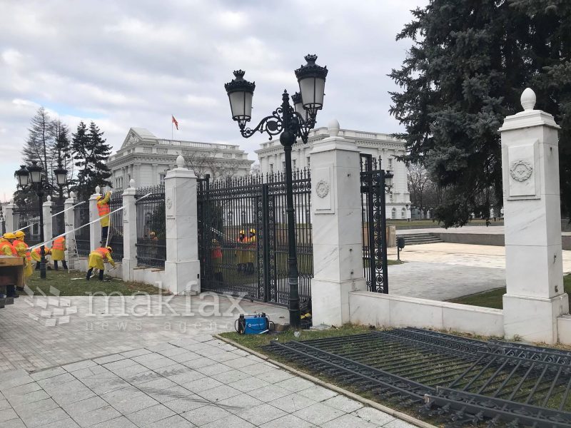 (Видео) Мицкоски ќе ја враќа оградата околу владината зграда