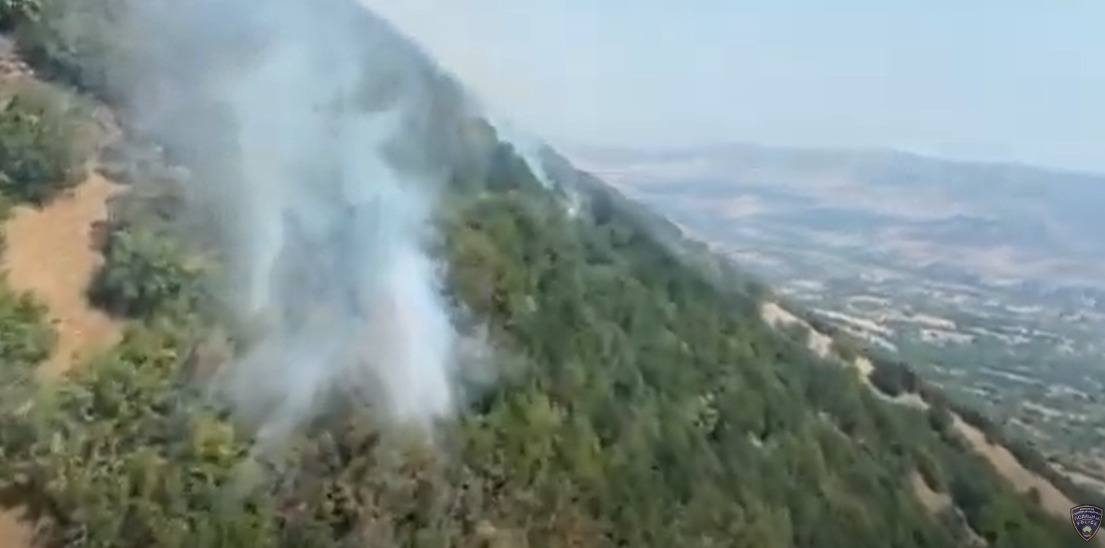 (Видео) Полицискиот хеликоптер фрли над 39 тони вода врз пожарот меѓу селата Драгоево и Селце