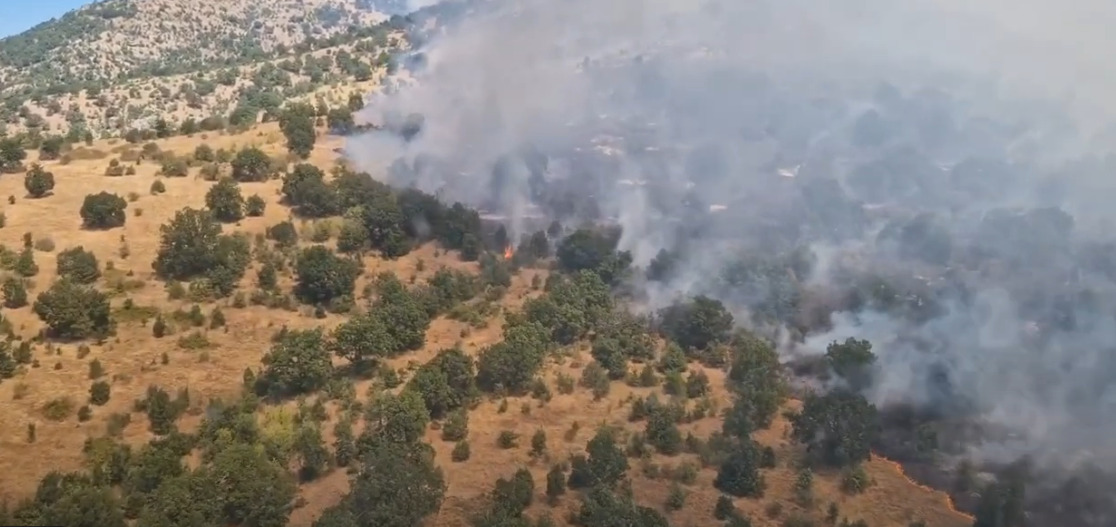 (Видео) Полициските хеликоптери фрлија над 110 тони вода врз пожарите во Старо Нагоричане и светиниколско