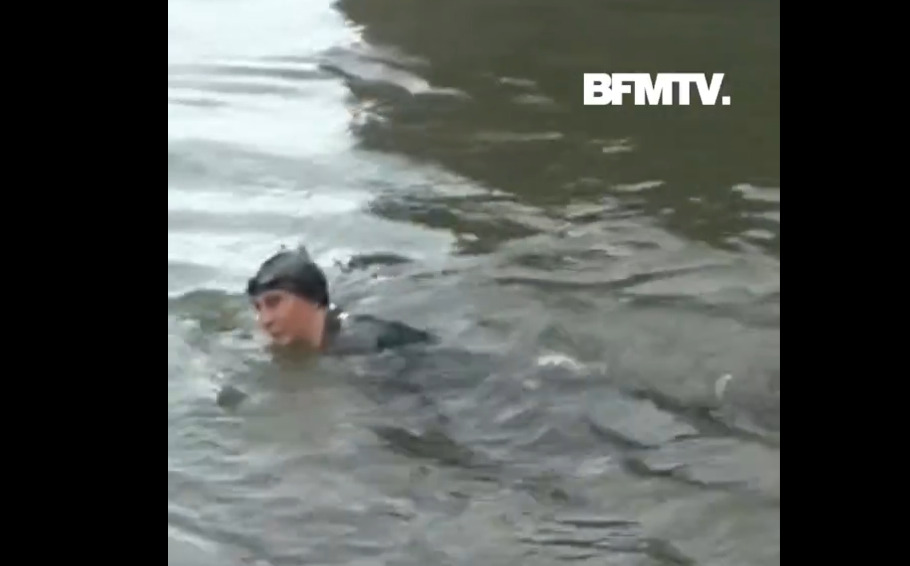 (Видео) Францускaта министерка за спорт заплива во Сена за да докаже дека реката е доволно чиста