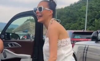 (Видео) Цеца заглавена во колона на пат кон Македонија - излезе од автомобилот и правеше вежби на улица