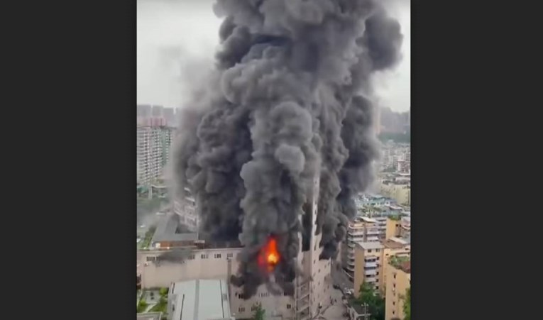 (Видео) Шеснаесет лица загинаа во пожар во трговски центар во Кина