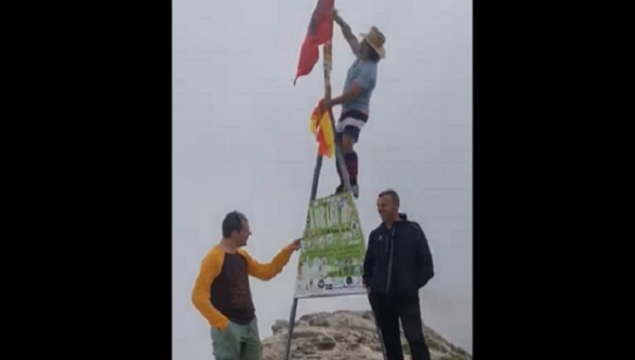 (Видео) „Кораб е на Албанија“: Албански планинари го отстранија македонското и го закачија албанското знаме