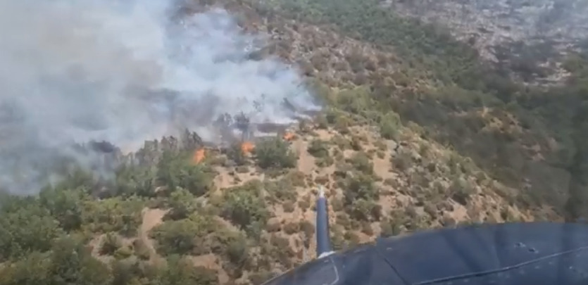 (Видео)Планината Серта сè уште гори, полицискиот хеликоптер во 25 налети истури  38 тони вода врз огнот