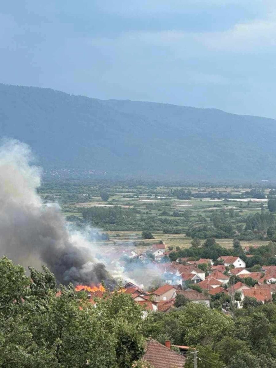 Горат плевна и три куќи во Ново Село во близина на бензинска станица, ДУК испрати два хеликоптера за гасење