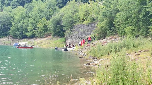 На Златарско езеро во Србија се преврте гумен чамец со човек, нуркачи трагаат по него