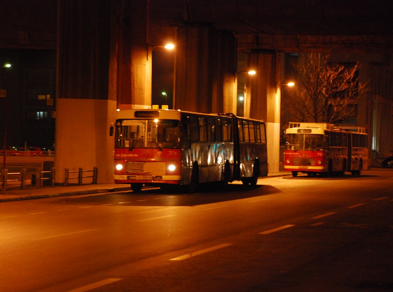 Под Железничка станица во Скопје се запали автобус на ЈСП