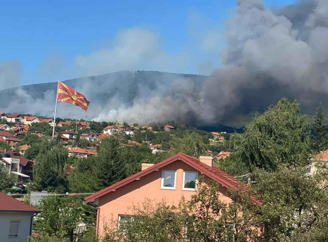 Пожарот кај Негрево, Пехчевско повторно активен, градоначалникот повикува да ги расчистат жителите улиците од возила
