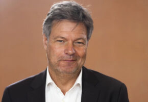 Потпретседателот на германската влада: Орбан не зборува во име на Европа во Кина