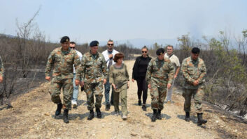 Продолжува борбата со огнената стихија во која припадници на Армијата во координација со ЦУК се ангажираат на неколку локации, вели Силјановска-Давкова