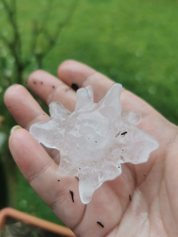 Силно невреме ја зафати Словенија: падна град во големина на топче за голф