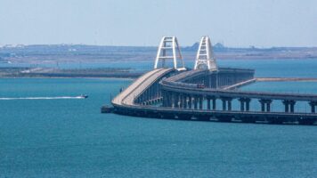 Украинците со дрон погодија траект кај Крим, има мртви и ранети