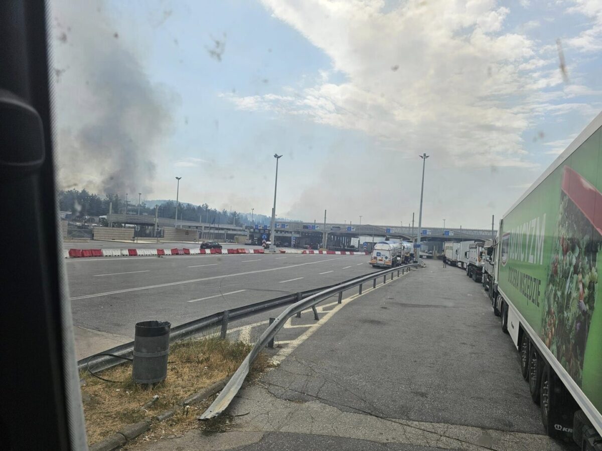 (Фото) Голем пожар избувна на Евзони: густ чад се шири над граничниот премин